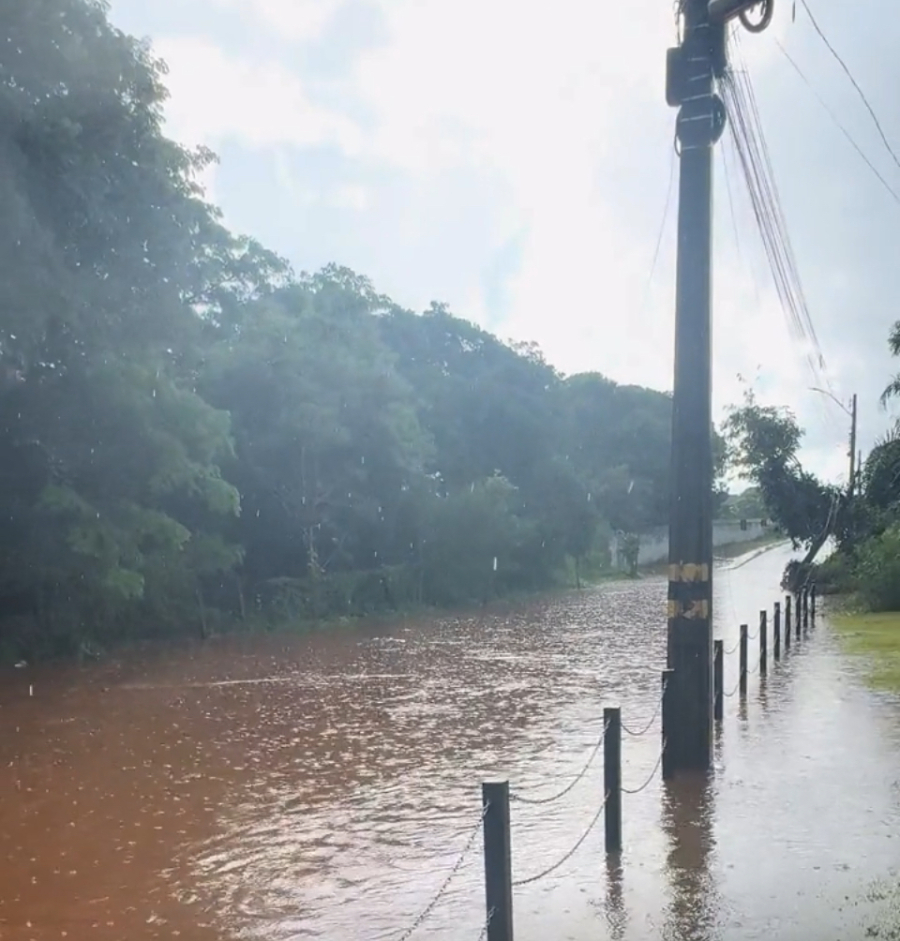 A chuva forte transformou a Av. Copacabana, no Serra Dourada II, em um rio