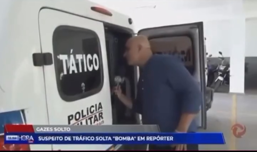 Preso solta pum na cara de repórter e vídeo viraliza