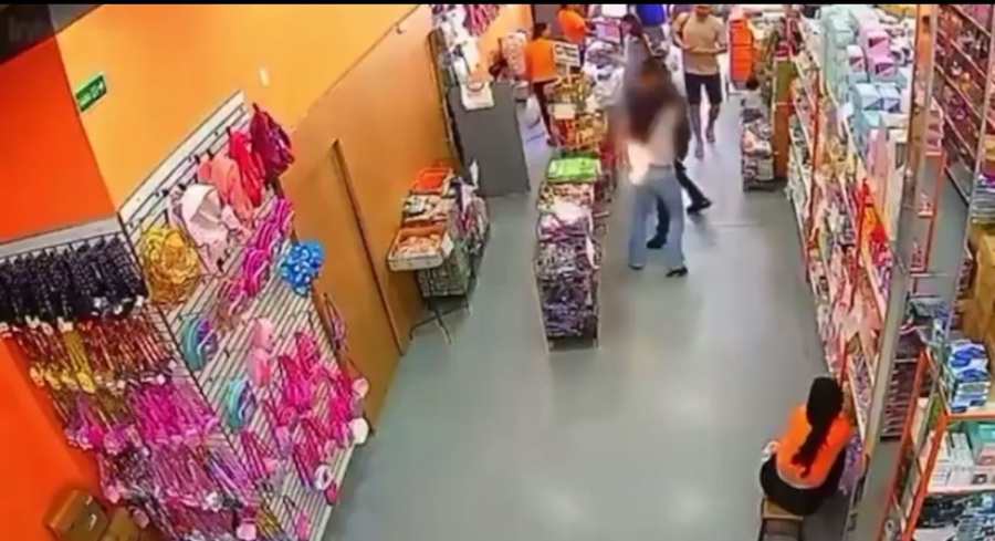 Celular explode no bolso de mulher que fazia compras