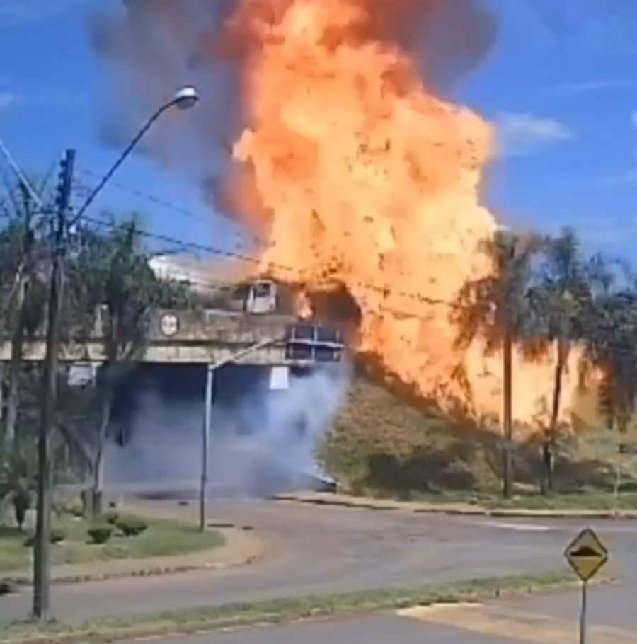 Caminhão-tanque explode após colisão e condutor pula de viaduto