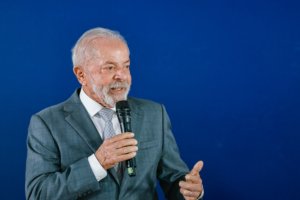 Lula diz que governo fará de tudo para conter preço do diesel