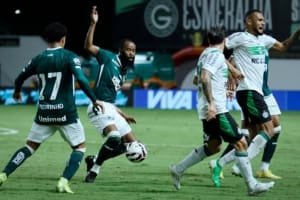 Goiás vence Coritiba e assume liderança provisória da Série B