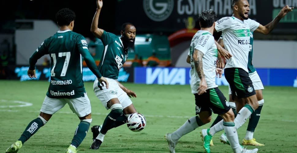 Goiás vence Coritiba e assume liderança provisória da Série B
