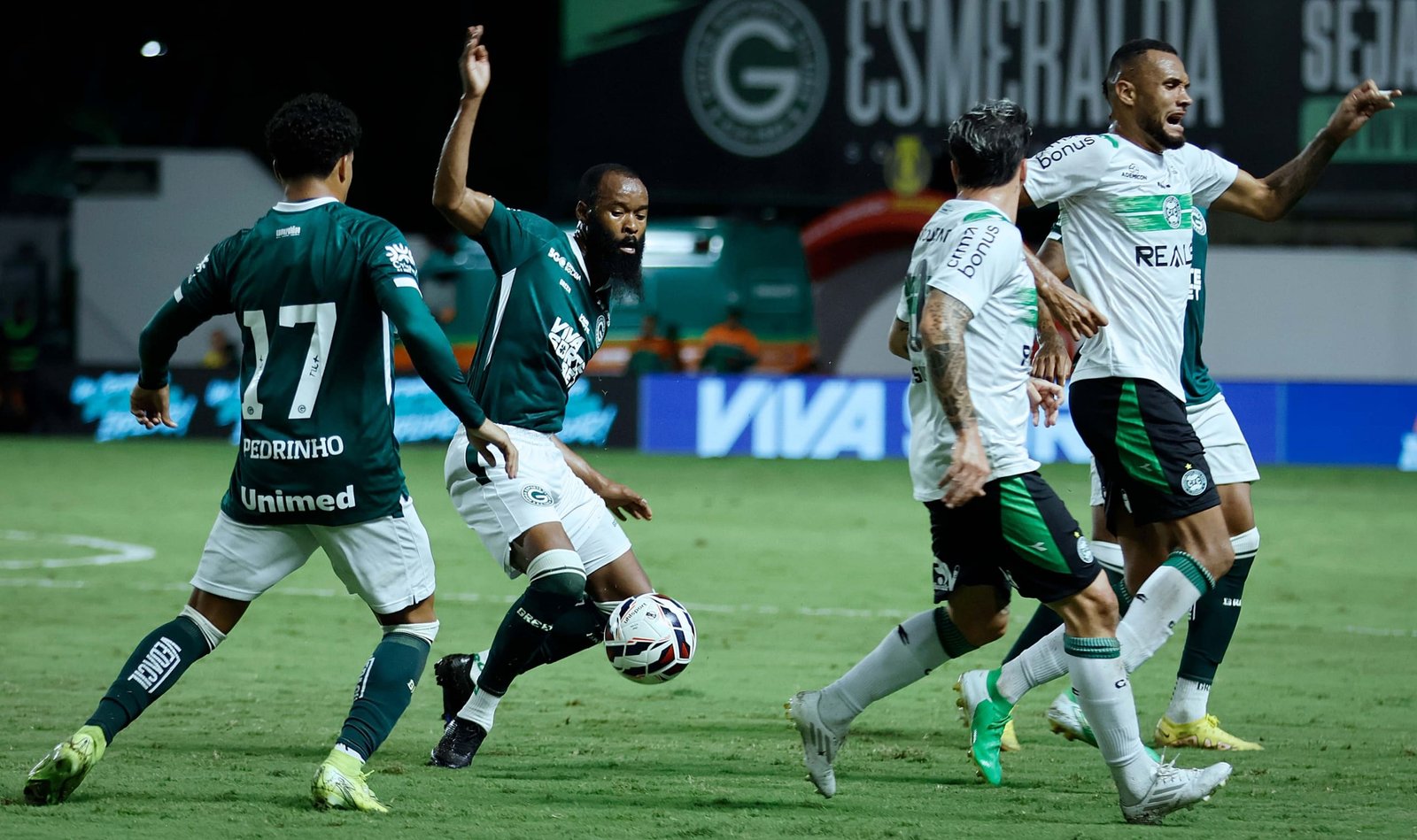 Goiás vence Coritiba e assume liderança provisória da Série B Goiás