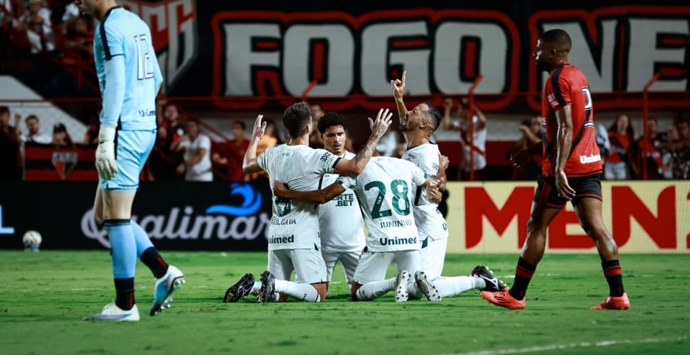 Tadeu brilha, Goiás vence o Atlético e se isola na liderança da Série B