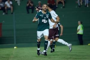Goiás bate a Ferroviária e segue líder da Série B