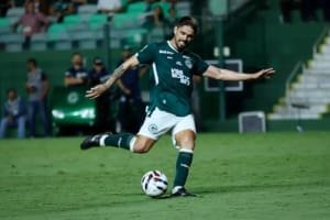 Goiás vence Avaí de virada e dorme na liderança da Série B