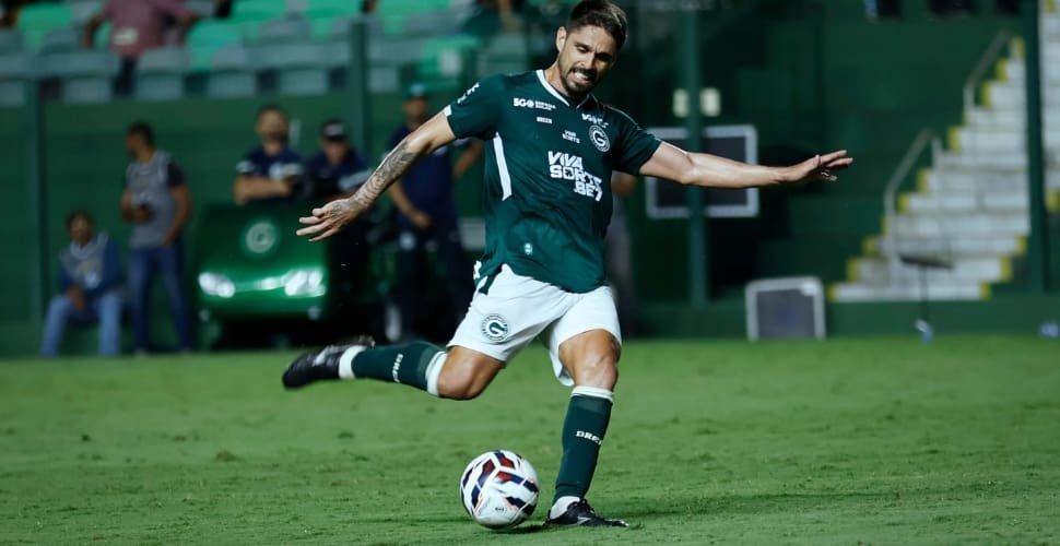 Goiás vence Avaí de virada e dorme na liderança da Série B