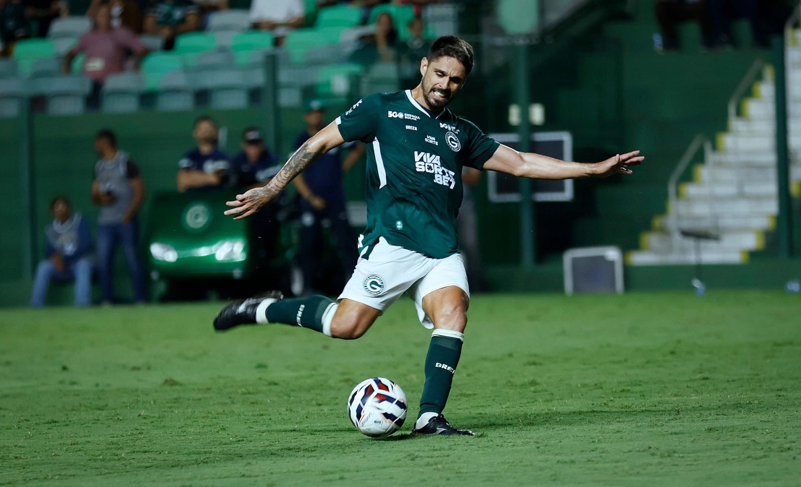 Goiás vence Avaí de virada e dorme na liderança da Série B Goiás
