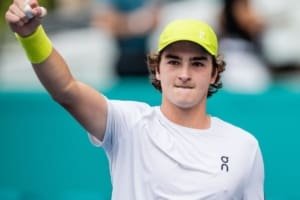 João Fonseca estreia com vitória firme em Madrid e enfrenta top 12 na próxima fase