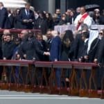 Trump e Macron se cumprimentam durante Paz de Cristo, e Zelensky fica de lado