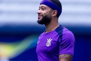 Memphis Depay sofre torção no tornozelo e desfalca Corinthians na Sul-Americana