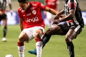 Vila Nova marca nos minutos finais, vence o Athletic e fecha 6ª rodada na liderança da Série B