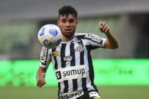 Após ser suspenso por manipulação de resultados, Moraes assina com clube do futebol goiano