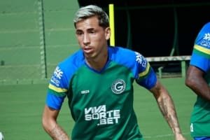 Lateral deixa o Goiás e acerta com adversário da Série B; Verdão se lança ao mercado