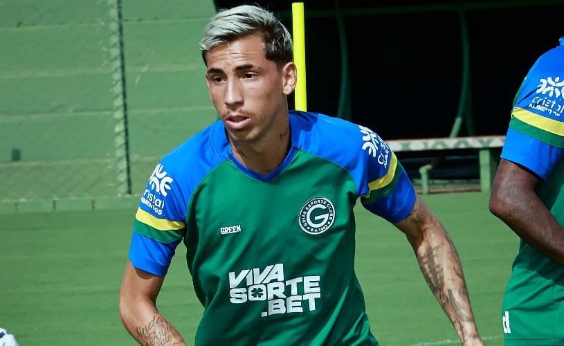 Lateral deixa o Goiás e acerta com adversário da Série B; Verdão se lança ao mercado