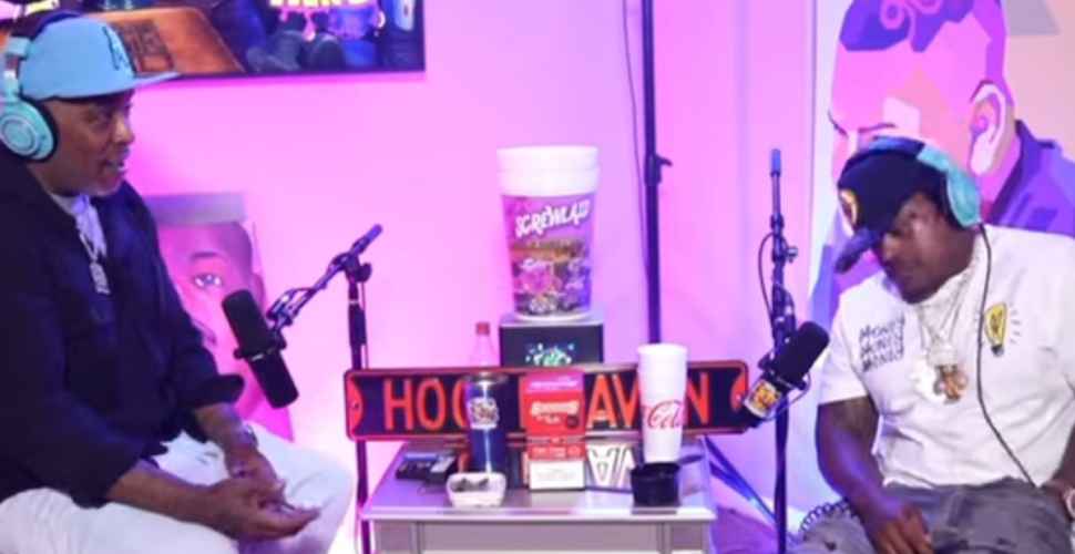 Rapper dispara arma acidentalmente durante entrevista ao vivo. Veja!