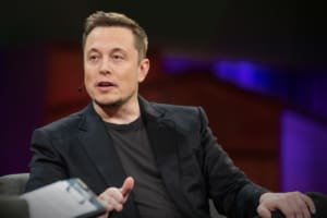 Amor que saiu caro! Idosa acredita em romance com Elon Musk e perde R$150 mil