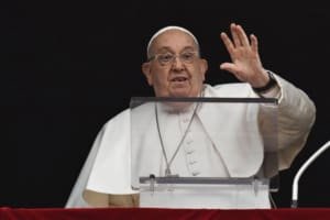 Fernanda Torres relembra encontro com o Papa Francisco ao lado de Montenegro