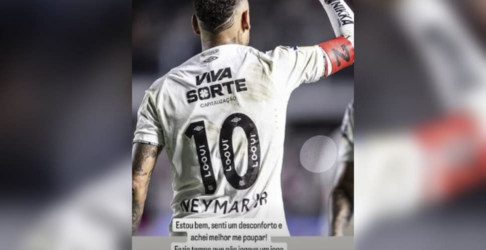 Susto! Neymar sente coxa, pede substituição e tranquiliza torcida do Santos