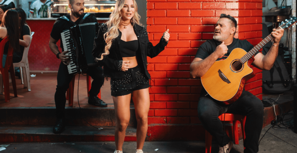 Gabi Martins volta às origens e grava clipe de “Colchão Novo” em bar de BH