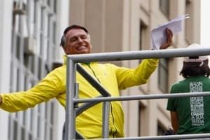 Fãs lotam porta de hospital em que Bolsonaro está internado no Rio Grande do Norte