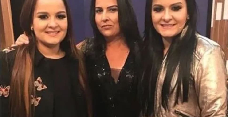 Maiara e Maraisa cantam com a mãe de Marília Mendonça e não seguram a emoção