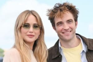 Jennifer Lawrence mostra dedo do meio para Robert Pattinson em Cannes