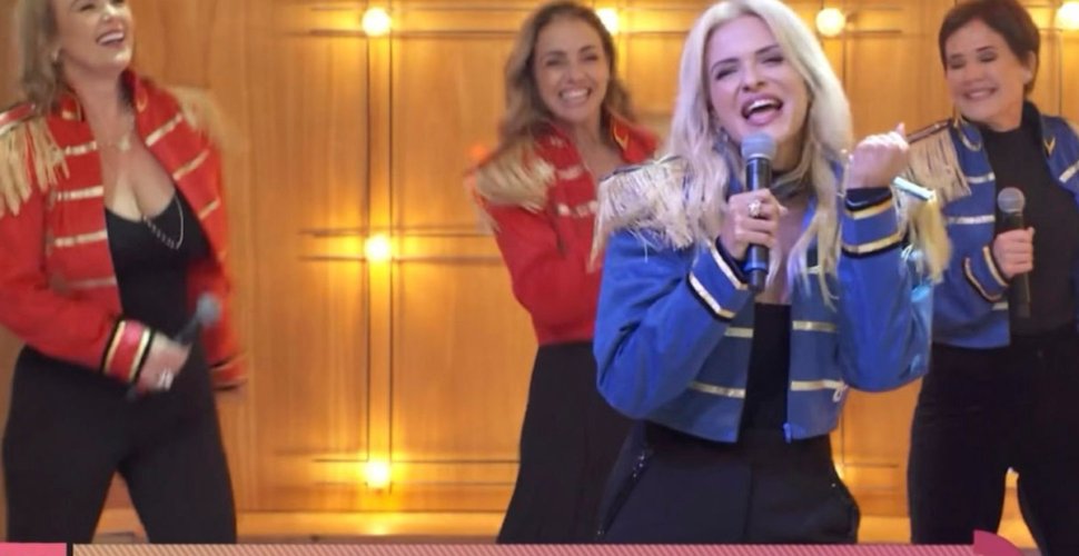 Xuxa Meneghel fica emocionada com surpresa das Paquitas no “Encontro”