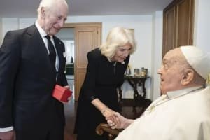 Rei Charles III não comparece ao funeral de Papa Francisco: entenda o motivo