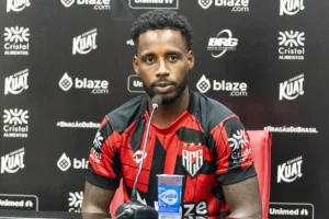 Atlético confirma “atrito” entre Romão e comissão técnica; futuro do jogador está indefinido