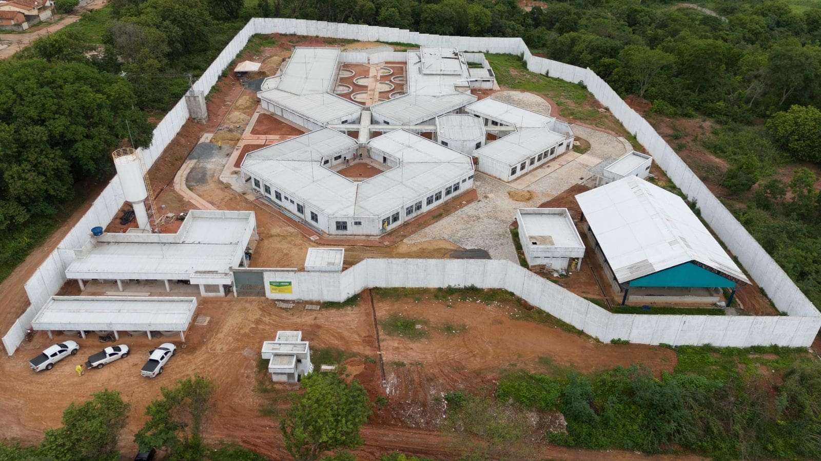 Cases de Porangatu e de Rio Verde est&atilde;o com 81,33% da estrutura conclu&iacute;da