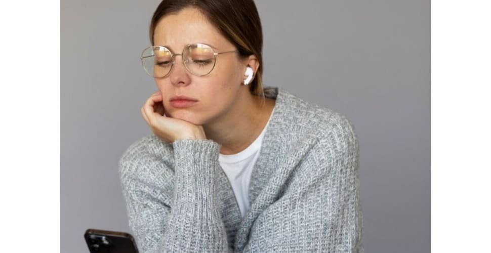 O que é FOMO? Especialista explica como tratar a síndrome