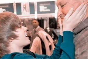 Justin Bieber presta homenagem ao avô, Bruce Dale, que morreu aos 80 anos