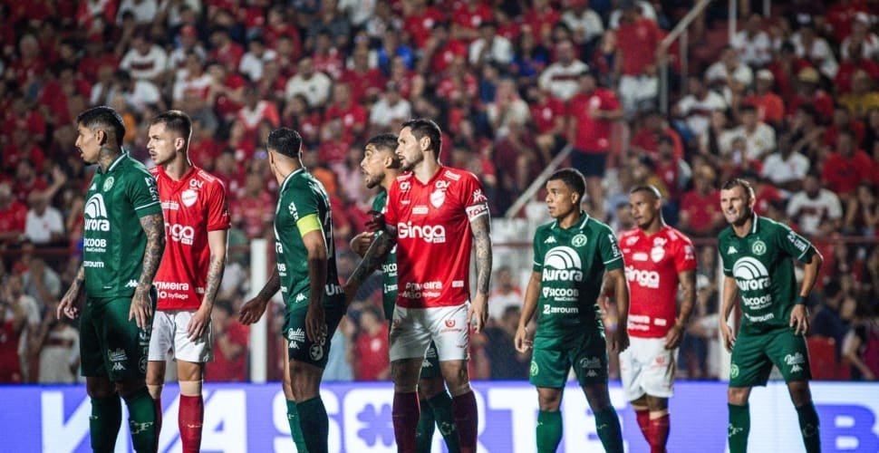 Vila Nova bate a Chapecoense e assume liderança provisória da Série B