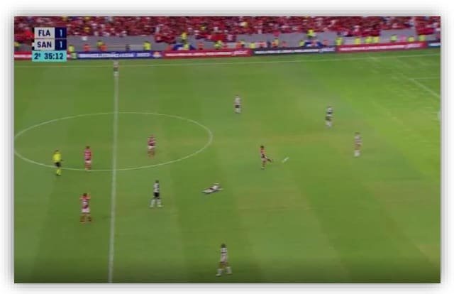 Na sequência, Bruno Henrique chuta a bola para longe e segue sem ser punido / Reprodução 