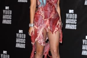 Antes de Lady Gaga dominar Copacabana, relembramos 10 looks que marcaram sua carreira