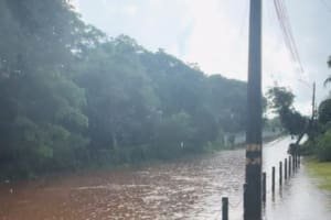 A chuva forte transformou a Av. Copacabana, no Serra Dourada II, em um rio
