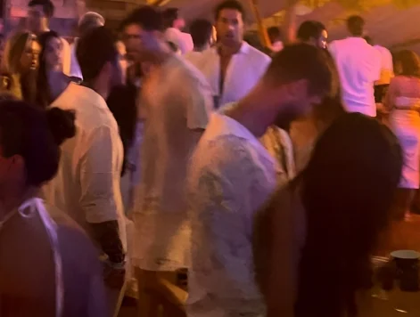 A fila andou? Jonas Sulzbach é visto sarrando em morena na praia de Maracaipe em PE