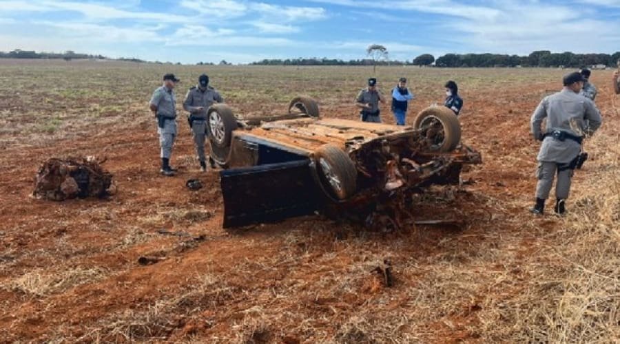 Acidente com viatura da polícia e caminhão deixa dois mortos