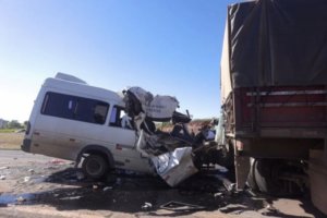 Acidente entre caminhão e van na BR-020 deixa 5 mortos e 11 feridos