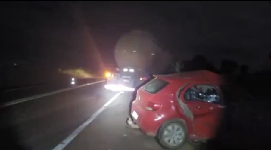 Acidente entre carro e carreta deixa cinco mortos na BR-414