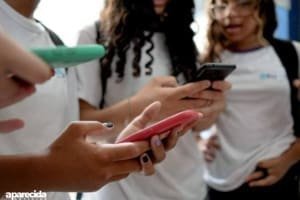 Lula sanciona projeto que proibe celular nas escolas públicas e privadas