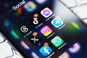 AGU pede que Meta exclua chatbots que promovem erotização infantil