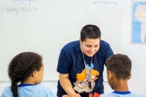 Alunos autistas têm direito a acompanhantes especializados nas escolas; entenda