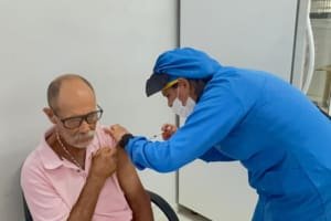 Aparecida de Goiânia inicia vacinação para adultos em terminais do transporte coletivo