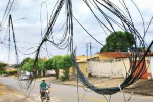 Aparecida inicia nesta quinta (11) retirada de fios soltos
