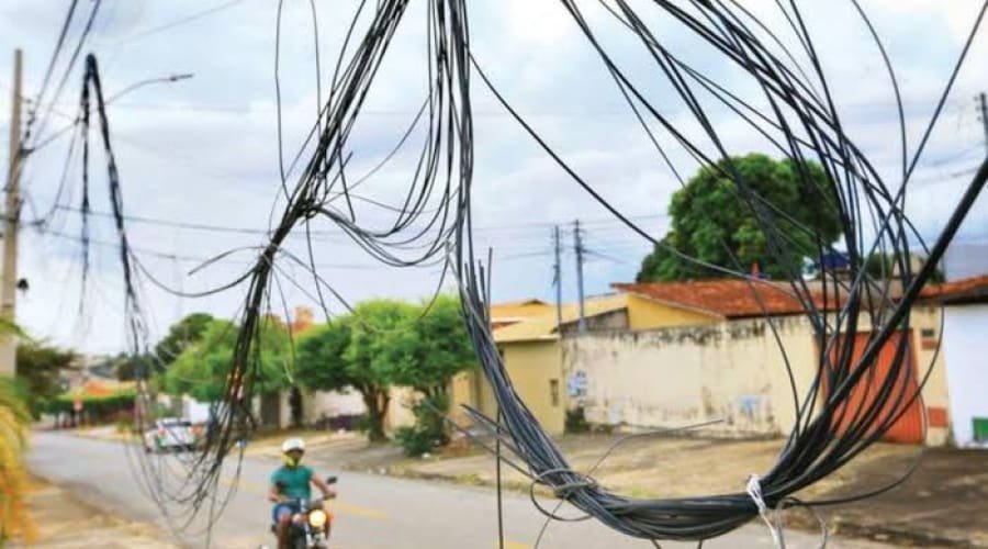 Aparecida inicia nesta quinta (11) retirada de fios soltos