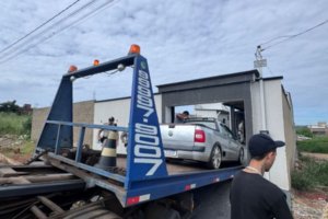 Após denúncia, PM interdita festa irregular e apreende carro