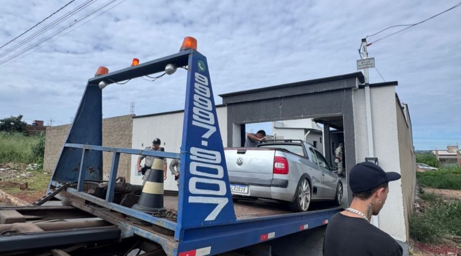 Após denúncia, PM interdita festa irregular e apreende carro